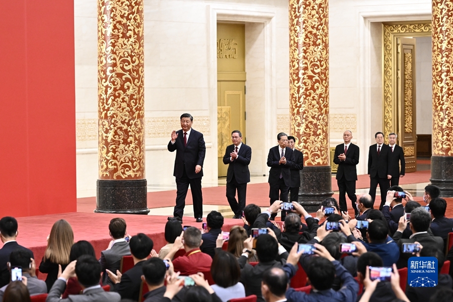 （二十大受权发布）习近平在二十届中共中央政治局常委同中外记者见面时强调 始终坚持一切为了人民一切依靠人民 以中国式现代化全面推进中华民族伟大复兴