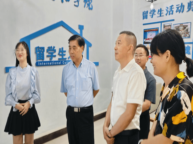 杨黔生一行在铜仁学院开展调研座谈