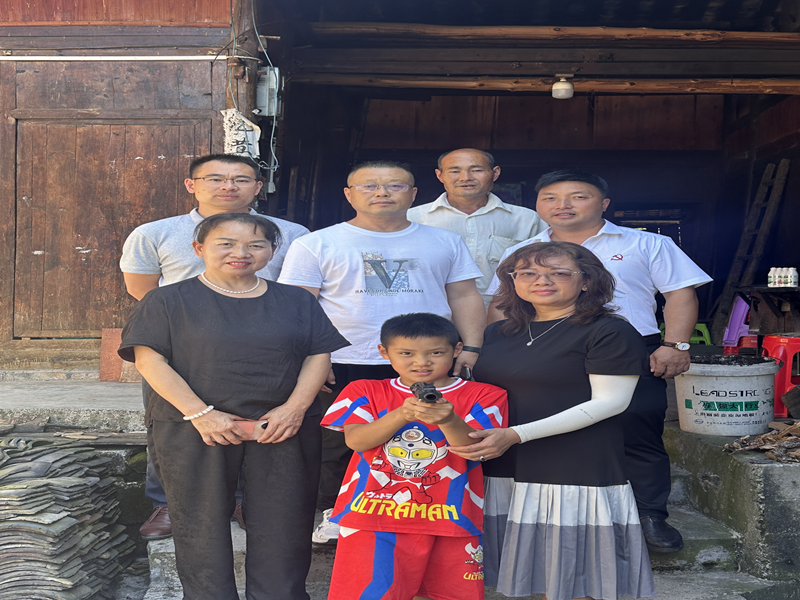 香港同胞吴红梅看望慰问资助学生