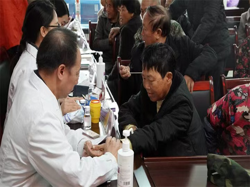 “侨爱铜行·侨爱心光明行”活动在万山区举办