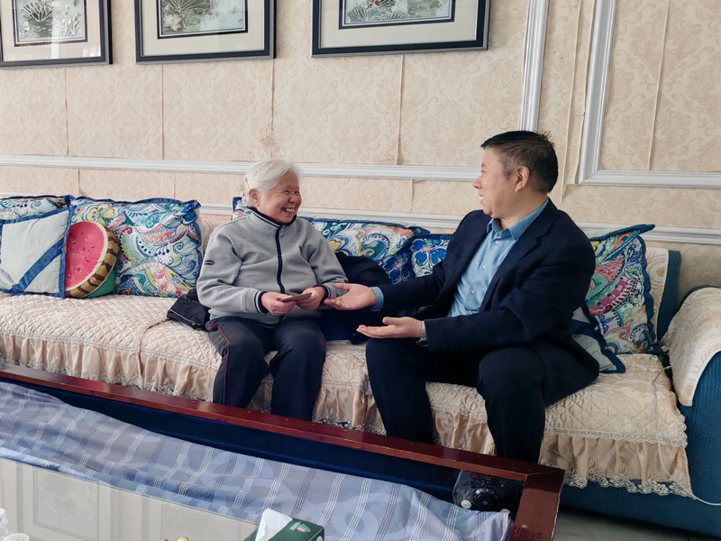 市侨联开展2025年重阳节走访慰问活动